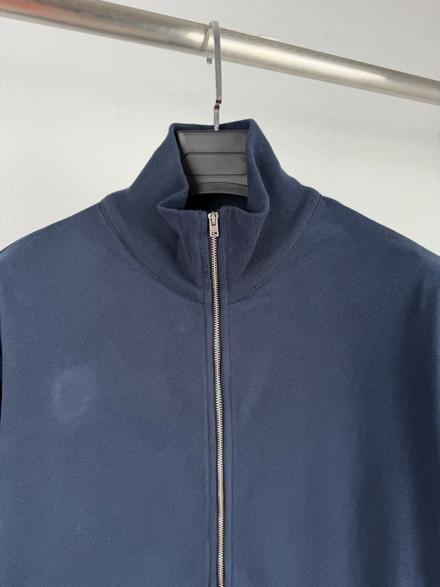 ACNE Studios embroidered logo zipper jacket. Customized cloud velvet double-ply soft cotton. Draped and crisp. The cloud is soft and skin-friendly. It is as quiet and melancholy as the deep sea mist blue. It smudges a collection-level luxury and elegance in silence. The echoing floral embroidery logo on the front and back is embroidered with fine silk thread to create the unique luxury logo totem of Acne Studios. It inherits the minimalist core of Scandinavia and integrates the edge of Retro street trend. The half-zip stand-up collar has a neat and elegant silhouette, redefining the style and aura of light luxury wear. Process 1: Using imported machine embroidery technology, using advanced computer control systems and precision mechanical components to realize the Acne Studios logo work with high precision and smooth and delicate lines. Process 2: The fabrics have been fermented and washed for better hand feel and texture. Not easy to deform, not easy to shrink, not easy to fade, and maintain long-term beauty. Accessories: Customized 1:1 Acne zipper Customized 1:1 Acne trademark Fit: Loose fit Size: S M L XL